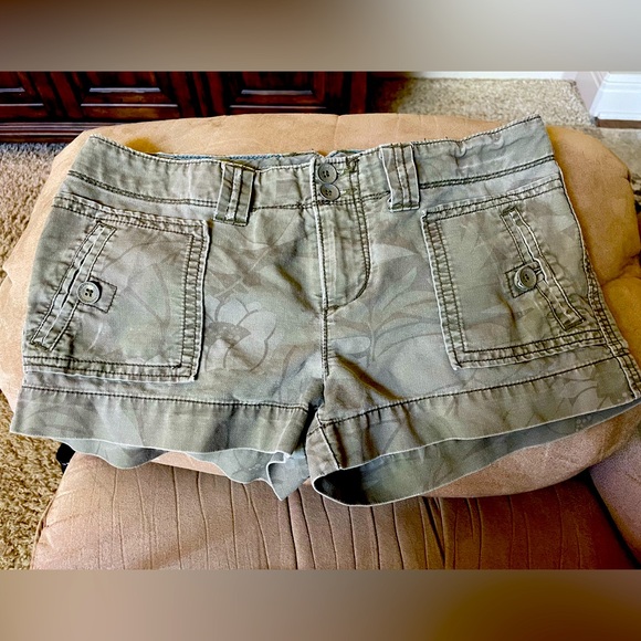 Women’s AE shorts - Picture 1 of 4